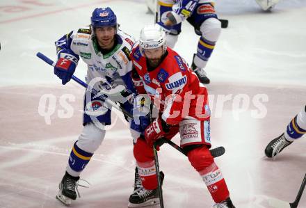 EBEL. Eishockey Bundesliga. VSV gegen KAC.  Chris Collins,  (VSV),  Thomas Koch (KAC). Villach, am 10.12.2021.
Foto: Kuess
www.qspictures.net
---
pressefotos, pressefotografie, kuess, qs, qspictures, sport, bild, bilder, bilddatenbank