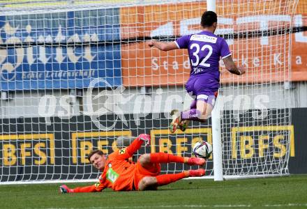 Fussball. Bundesliga. SK Austria Klagenfurt gegen  SK Puntigamer Sturm Graz.  Markus Pink,  (Klagenfurt), Joerg Siebenhandl (Graz). Klagenfurt, am 12.12.2021.
Foto: Kuess
www.qspictures.net
---
pressefotos, pressefotografie, kuess, qs, qspictures, sport, bild, bilder, bilddatenbank