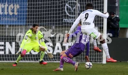 Fussball. Bundesliga. SK Austria Klagenfurt gegen  SK Puntigamer Sturm Graz. Ivan Saravanja, Phillip Menzel,   (Klagenfurt), Kelvin Kwarteng Yeboah (Graz). Klagenfurt, am 12.12.2021.
Foto: Kuess
www.qspictures.net
---
pressefotos, pressefotografie, kuess, qs, qspictures, sport, bild, bilder, bilddatenbank