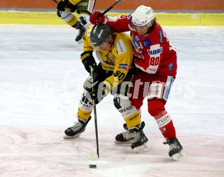 EBEL. Eishockey Bundesliga. KAC gegen	HC Pustertal Woelfe. Nikolaus Kraus,  (KAC),  Shane Robert Hanna (Pustertal). Klagenfurt, am 12.12.2021.
Foto: Kuess
www.qspictures.net

---
pressefotos, pressefotografie, kuess, qs, qspictures, sport, bild, bilder, bilddatenbank