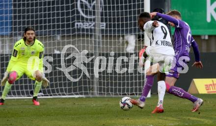 Fussball. Bundesliga. SK Austria Klagenfurt gegen  SK Puntigamer Sturm Graz. Ivan Saravanja, Phillip Menzel,   (Klagenfurt), Kelvin Kwarteng Yeboah (Graz). Klagenfurt, am 12.12.2021.
Foto: Kuess
www.qspictures.net
---
pressefotos, pressefotografie, kuess, qs, qspictures, sport, bild, bilder, bilddatenbank