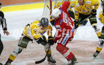 EBEL. Eishockey Bundesliga. KAC gegen	HC Pustertal Woelfe. Thomas hundertpfund, (KAC),  Simon Berger  (Pustertal). Klagenfurt, am 12.12.2021.
Foto: Kuess
www.qspictures.net

---
pressefotos, pressefotografie, kuess, qs, qspictures, sport, bild, bilder, bilddatenbank