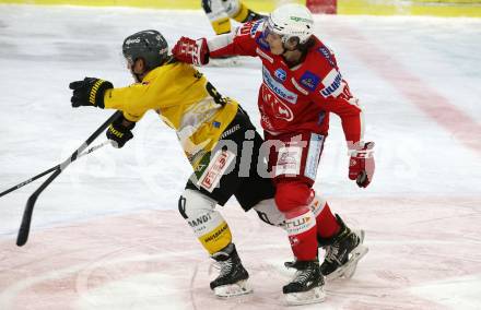 EBEL. Eishockey Bundesliga. KAC gegen	HC Pustertal Woelfe. Nikolaus Kraus,  (KAC),  Shane Robert Hanna (Pustertal). Klagenfurt, am 12.12.2021.
Foto: Kuess
www.qspictures.net

---
pressefotos, pressefotografie, kuess, qs, qspictures, sport, bild, bilder, bilddatenbank