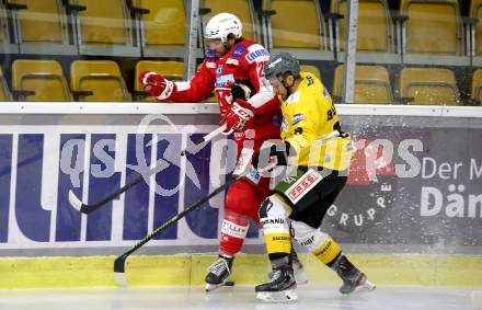 EBEL. Eishockey Bundesliga. KAC gegen	HC Pustertal Woelfe. Martin Schumnig,  (KAC), Anthony Bardaro  (Pustertal). Klagenfurt, am 12.12.2021.
Foto: Kuess
www.qspictures.net

---
pressefotos, pressefotografie, kuess, qs, qspictures, sport, bild, bilder, bilddatenbank