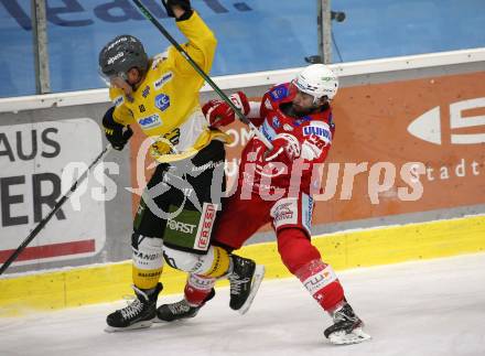 EBEL. Eishockey Bundesliga. KAC gegen	HC Pustertal Woelfe. Martin Schumnig,  (KAC),  Shane Robert Hanna (Pustertal). Klagenfurt, am 12.12.2021.
Foto: Kuess
www.qspictures.net

---
pressefotos, pressefotografie, kuess, qs, qspictures, sport, bild, bilder, bilddatenbank