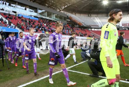 Fussball. Bundesliga. SK Austria Klagenfurt gegen  SK Puntigamer Sturm Graz. Phillip Menzel, Patrick Greil, Christopher Cvetko  (Klagenfurt). Klagenfurt, am 12.12.2021.
Foto: Kuess
www.qspictures.net
---
pressefotos, pressefotografie, kuess, qs, qspictures, sport, bild, bilder, bilddatenbank