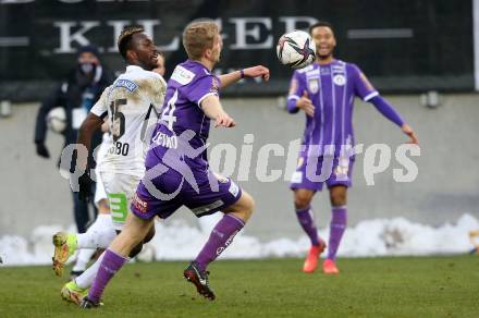 Fussball. Bundesliga. SK Austria Klagenfurt gegen  SK Puntigamer Sturm Graz. Christopher Cvetko, (Klagenfurt),  Dogbole Franck Anderson Niangbo  (Graz). Klagenfurt, am 12.12.2021.
Foto: Kuess
www.qspictures.net
---
pressefotos, pressefotografie, kuess, qs, qspictures, sport, bild, bilder, bilddatenbank