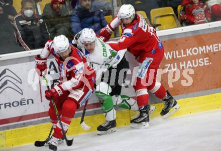 EBEL. Eishockey Bundesliga. KAC gegen	HK SZ Olimpija.  Thomas Hundertpfund, Manuel Ganahl,  (KAC), Aljosa Crnovic  (Olimpija). Klagenfurt, am 17.12.2021.
Foto: Kuess
www.qspictures.net

---
pressefotos, pressefotografie, kuess, qs, qspictures, sport, bild, bilder, bilddatenbank