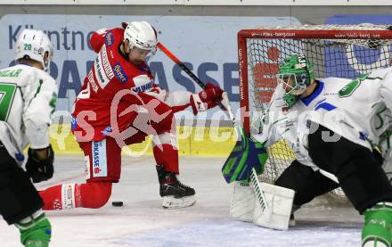 EBEL. Eishockey Bundesliga. KAC gegen	HK SZ Olimpija. Nicholas Erik Petersen,  (KAC), Zan Us  (Olimpija). Klagenfurt, am 17.12.2021.
Foto: Kuess
www.qspictures.net

---
pressefotos, pressefotografie, kuess, qs, qspictures, sport, bild, bilder, bilddatenbank