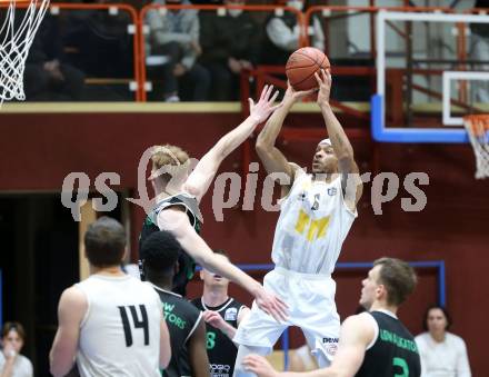 Basketball Zweite Liga 2021/2022. Grunddurchgang 10. Runde.  Woerthersee Piraten gegen Union Deutsch Wagram Alligators . Shawn Ray  (Piraten), Luis Goed (Deutsch Wagram). Klagenfurt, am 18.12.2021. 
Foto: Kuess
www.qspictures.net

---
pressefotos, pressefotografie, kuess, qs, qspictures, sport, bild, bilder, bilddatenbank