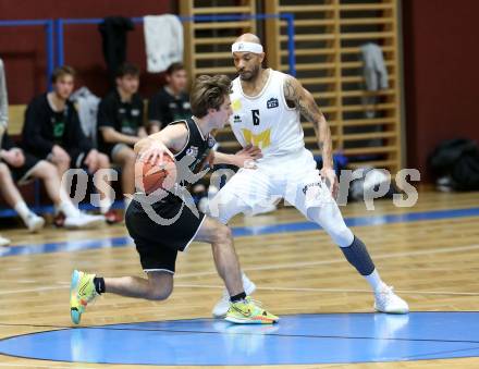 Basketball Zweite Liga 2021/2022. Grunddurchgang 10. Runde.  Woerthersee Piraten gegen Union Deutsch Wagram Alligators .  Shawn Ray (Piraten), Simon Marek  (Deutsch Wagram). Klagenfurt, am 18.12.2021. 
Foto: Kuess
www.qspictures.net

---
pressefotos, pressefotografie, kuess, qs, qspictures, sport, bild, bilder, bilddatenbank