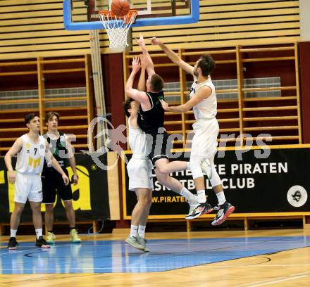 Basketball Zweite Liga 2021/2022. Grunddurchgang 10. Runde.  Woerthersee Piraten gegen Union Deutsch Wagram Alligators . Felix Leindecker, Alen Repac  (Piraten), Nikica Nikolic  (Deutsch Wagram). Klagenfurt, am 18.12.2021. 
Foto: Kuess
www.qspictures.net

---
pressefotos, pressefotografie, kuess, qs, qspictures, sport, bild, bilder, bilddatenbank