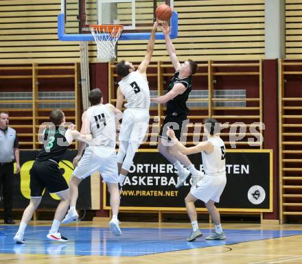 Basketball Zweite Liga 2021/2022. Grunddurchgang 10. Runde.  Woerthersee Piraten gegen Union Deutsch Wagram Alligators . Maximilian Kunovjanek, Alen Repac,  Felix Leindecker, Nikica Nikolic (Piraten), Branislav Balvan (Deutsch Wagram). Klagenfurt, am 18.12.2021. 
Foto: Kuess
www.qspictures.net

---
pressefotos, pressefotografie, kuess, qs, qspictures, sport, bild, bilder, bilddatenbank