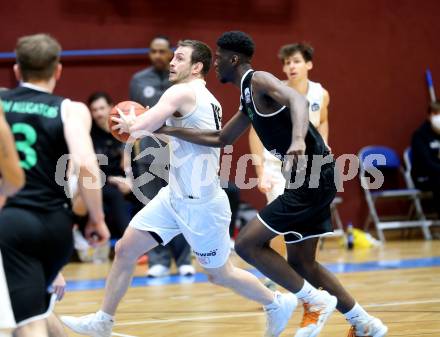 Basketball Zweite Liga 2021/2022. Grunddurchgang 10. Runde.  Woerthersee Piraten gegen Union Deutsch Wagram Alligators . Maximilian Kunovjanek  (Piraten),   Simon Okoro (Deutsch Wagram). Klagenfurt, am 18.12.2021. 
Foto: Kuess
www.qspictures.net

---
pressefotos, pressefotografie, kuess, qs, qspictures, sport, bild, bilder, bilddatenbank