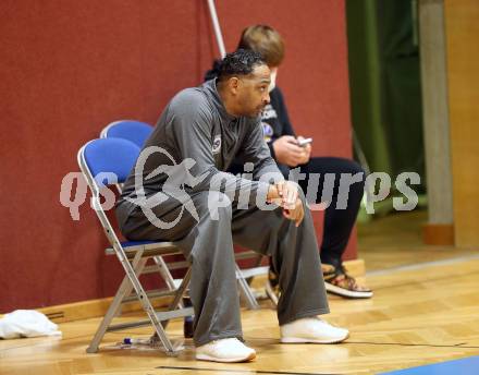 Basketball Zweite Liga 2021/2022. Grunddurchgang 10. Runde.  Woerthersee Piraten gegen Union Deutsch Wagram Alligators .  Trainer Aaron Mitchell (Piraten). Klagenfurt, am 18.12.2021. 
Foto: Kuess
www.qspictures.net

---
pressefotos, pressefotografie, kuess, qs, qspictures, sport, bild, bilder, bilddatenbank