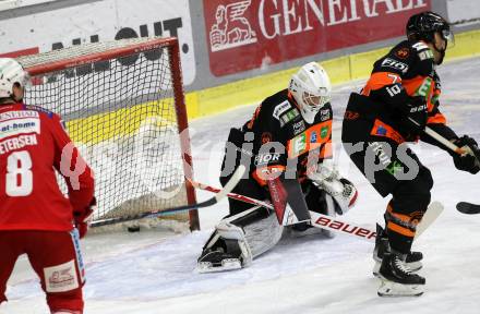 EBEL. Eishockey Bundesliga. KAC gegen	Moser Medical Graz99ers. Petersen Nicholas Eric (KAC), Engstrand Christian  (Graz). Klagenfurt, am 19.12.2021.
Foto: Kuess
www.qspictures.net

---
pressefotos, pressefotografie, kuess, qs, qspictures, sport, bild, bilder, bilddatenbank