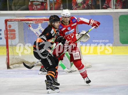 EBEL. Eishockey Bundesliga. KAC gegen	Moser Medical Graz99ers. Vallant Thomas (KAC),   Gordon Andrew (Graz). Klagenfurt, am 19.12.2021.
Foto: Kuess
www.qspictures.net

---
pressefotos, pressefotografie, kuess, qs, qspictures, sport, bild, bilder, bilddatenbank