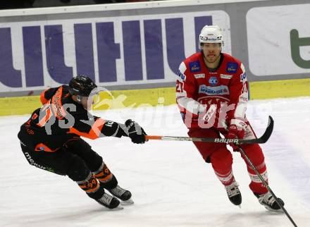 EBEL. Eishockey Bundesliga. KAC gegen	Moser Medical Graz99ers. Hundertpfund Thomas (KAC),  Hjalmarsson Simon (Graz). Klagenfurt, am 19.12.2021.
Foto: Kuess
www.qspictures.net

---
pressefotos, pressefotografie, kuess, qs, qspictures, sport, bild, bilder, bilddatenbank