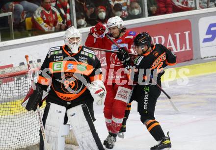 EBEL. Eishockey Bundesliga. KAC gegen	Moser Medical Graz99ers. Ganahl Manuel (KAC), Pfeffer Jacob,  Engstrand Christian (Graz). Klagenfurt, am 19.12.2021.
Foto: Kuess
www.qspictures.net

---
pressefotos, pressefotografie, kuess, qs, qspictures, sport, bild, bilder, bilddatenbank