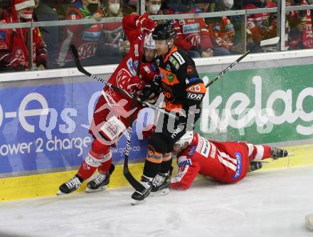 EBEL. Eishockey Bundesliga. KAC gegen	Moser Medical Graz99ers. Ticar Rok, Haudum Lukas  (KAC),  Boivin Michael (Graz). Klagenfurt, am 19.12.2021.
Foto: Kuess
www.qspictures.net

---
pressefotos, pressefotografie, kuess, qs, qspictures, sport, bild, bilder, bilddatenbank