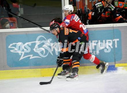 EBEL. Eishockey Bundesliga. KAC gegen	Moser Medical Graz99ers. Kraus Nikolaus (KAC),  Hjalmarsson Simon (Graz). Klagenfurt, am 19.12.2021.
Foto: Kuess
www.qspictures.net

---
pressefotos, pressefotografie, kuess, qs, qspictures, sport, bild, bilder, bilddatenbank