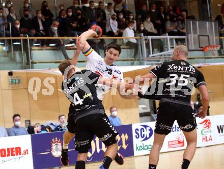 Handball. SC Ferlach gegen Baernbach/Koeflach.  Jure Kocbek, (SCF),  Sebastian Hutecek, Milos Djurdjevic  (Baernbach/Koeflach). Ferlach, am 18.12.2021.
Foto: Kuess
---
pressefotos, pressefotografie, kuess, qs, qspictures, sport, bild, bilder, bilddatenbank