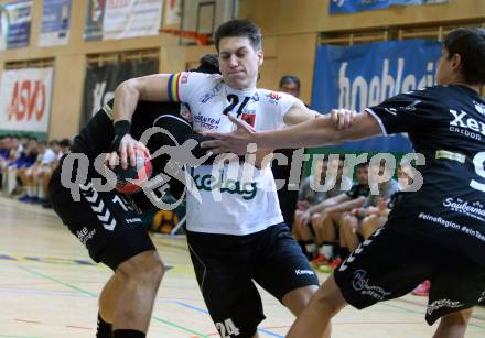 Handball. SC Ferlach gegen Baernbach/Koeflach.  Mladen Jovanovic,  (SCF),  Marco Dobric, Patrick Elias Palmstingl (Baernbach/Koeflach). Ferlach, am 18.12.2021.
Foto: Kuess
---
pressefotos, pressefotografie, kuess, qs, qspictures, sport, bild, bilder, bilddatenbank