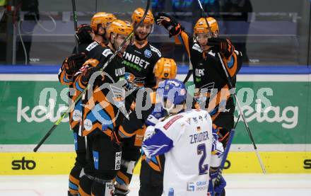 EBEL. Eishockey Bundesliga. VSV gegen Steinbach Black Wings Linz. Torjubel Christopher Corbin Rumble, Julian Pusnik, Blaz Gregorc, Dalibor Bortnak, Rafael Rotter   (Linz). Villach, am 21.12.2021.
Foto: Kuess
www.qspictures.net
---
pressefotos, pressefotografie, kuess, qs, qspictures, sport, bild, bilder, bilddatenbank