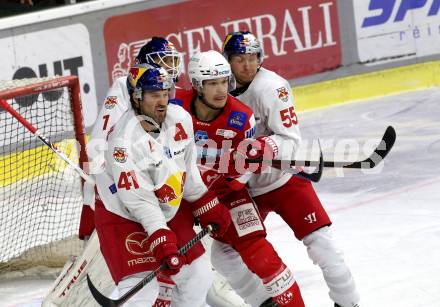 EBEL. Eishockey Bundesliga. KAC gegen	EC Red Bull Salzburg. Fraser Matthew (KAC),  Lo Verde Charles Vincent, Schreier Lukas (Salzburg). Klagenfurt, am 21.12.2021.
Foto: Kuess
www.qspictures.net

---
pressefotos, pressefotografie, kuess, qs, qspictures, sport, bild, bilder, bilddatenbank