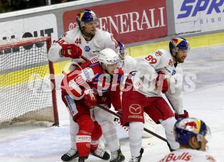 EBEL. Eishockey Bundesliga. KAC gegen	EC Red Bull Salzburg. Fraser Matthew (KAC),  Kanzig Keegan, Baltram Florian (Salzburg). Klagenfurt, am 21.12.2021.
Foto: Kuess
www.qspictures.net

---
pressefotos, pressefotografie, kuess, qs, qspictures, sport, bild, bilder, bilddatenbank