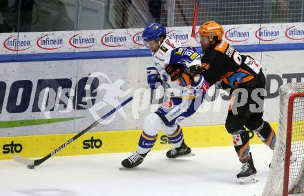 EBEL. Eishockey Bundesliga. VSV gegen Steinbach Black Wings Linz. Marco Richter,  (VSV), Ramon Schnetzer   (Linz). Villach, am 21.12.2021.
Foto: Kuess
www.qspictures.net
---
pressefotos, pressefotografie, kuess, qs, qspictures, sport, bild, bilder, bilddatenbank