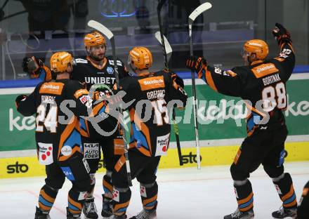 EBEL. Eishockey Bundesliga. VSV gegen Steinbach Black Wings Linz.  Torjubel Christopher Corbin Rumble, Julian Pusnik, Blaz Gregorc, Dalibor Bortnak   (Linz). Villach, am 21.12.2021.
Foto: Kuess
www.qspictures.net
---
pressefotos, pressefotografie, kuess, qs, qspictures, sport, bild, bilder, bilddatenbank