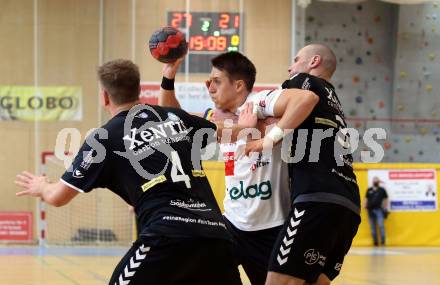 Handball. SC Ferlach gegen Baernbach/Koeflach.  Mladan Jovanovic, (SCF),  Sebastian Hutecek, Milos Djurdjevic  (Baernbach/Koeflach). Ferlach, am 18.12.2021.
Foto: Kuess
---
pressefotos, pressefotografie, kuess, qs, qspictures, sport, bild, bilder, bilddatenbank