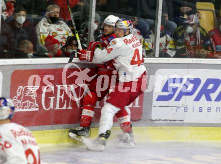 EBEL. Eishockey Bundesliga. KAC gegen	EC Red Bull Salzburg. Vallant Thomas (KAC), Kanzig Keegan  (Salzburg). Klagenfurt, am 21.12.2021.
Foto: Kuess
www.qspictures.net

---
pressefotos, pressefotografie, kuess, qs, qspictures, sport, bild, bilder, bilddatenbank