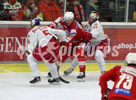 EBEL. Eishockey Bundesliga. KAC gegen	EC Red Bull Salzburg. Hundertpfund Thomas (KAC), Lo Verde Charles Vincent, Raffl Thomas  (Salzburg). Klagenfurt, am 21.12.2021.
Foto: Kuess
www.qspictures.net

---
pressefotos, pressefotografie, kuess, qs, qspictures, sport, bild, bilder, bilddatenbank