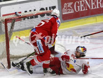 EBEL. Eishockey Bundesliga. KAC gegen	EC Red Bull Salzburg. Hundertpfund Thomas (KAC), Pallestrang Alexander  (Salzburg). Klagenfurt, am 21.12.2021.
Foto: Kuess
www.qspictures.net

---
pressefotos, pressefotografie, kuess, qs, qspictures, sport, bild, bilder, bilddatenbank