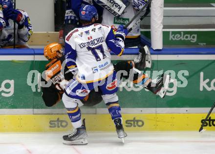 EBEL. Eishockey Bundesliga. VSV gegen Steinbach Black Wings Linz. Scott Kosmachuk,  (VSV), Andris Dzerins   (Linz). Villach, am 21.12.2021.
Foto: Kuess
www.qspictures.net
---
pressefotos, pressefotografie, kuess, qs, qspictures, sport, bild, bilder, bilddatenbank