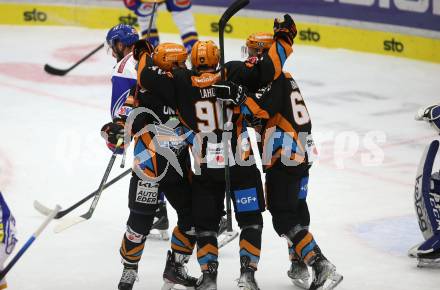 EBEL. Eishockey Bundesliga. VSV gegen Steinbach Black Wings Linz.  Torjubel Emilio Romig, Alexander Lahoda, Rafael Rotter   (Linz). Villach, am 21.12.2021.
Foto: Kuess
www.qspictures.net
---
pressefotos, pressefotografie, kuess, qs, qspictures, sport, bild, bilder, bilddatenbank