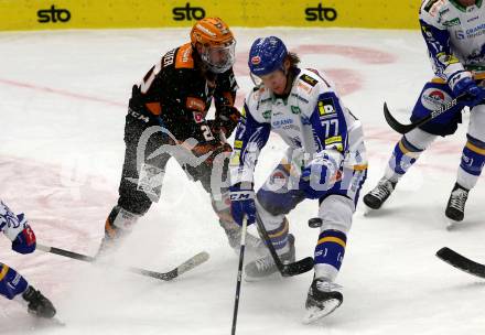 EBEL. Eishockey Bundesliga. VSV gegen Steinbach Black Wings Linz.  Philipp Lindner,  (VSV),  Will Pelletier (Linz). Villach, am 21.12.2021.
Foto: Kuess
www.qspictures.net
---
pressefotos, pressefotografie, kuess, qs, qspictures, sport, bild, bilder, bilddatenbank