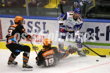 EBEL. Eishockey Bundesliga. VSV gegen Steinbach Black Wings Linz.   Sebastian Zauner,  (VSV),  Niklas Bretschneider, Kai Kantola (Linz). Villach, am 21.12.2021.
Foto: Kuess
www.qspictures.net
---
pressefotos, pressefotografie, kuess, qs, qspictures, sport, bild, bilder, bilddatenbank