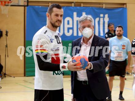 Handball. SC Ferlach gegen Baernbach/Koeflach. Dean Pomorisac, Landeshauptmann Peter Kaiser  (SCF). Ferlach, am 18.12.2021.
Foto: Kuess
---
pressefotos, pressefotografie, kuess, qs, qspictures, sport, bild, bilder, bilddatenbank