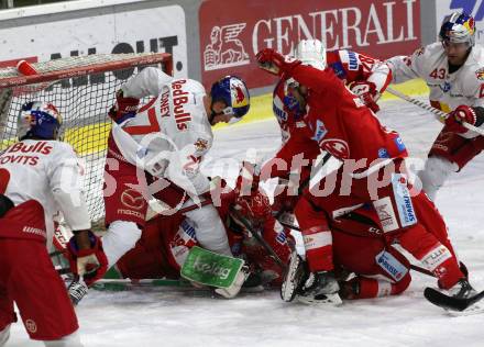 EBEL. Eishockey Bundesliga. KAC gegen	EC Red Bull Salzburg. Dahm Sebastian, Bischofberger Johannes, Schumnig Martin, (KAC),  Loney Ty (Salzburg). Klagenfurt, am 21.12.2021.
Foto: Kuess
www.qspictures.net

---
pressefotos, pressefotografie, kuess, qs, qspictures, sport, bild, bilder, bilddatenbank