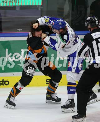 EBEL. Eishockey Bundesliga. VSV gegen Steinbach Black Wings Linz. Philipp Lindner,  (VSV), Niklas Bretschneider   (Linz). Villach, am 21.12.2021.
Foto: Kuess
www.qspictures.net
---
pressefotos, pressefotografie, kuess, qs, qspictures, sport, bild, bilder, bilddatenbank