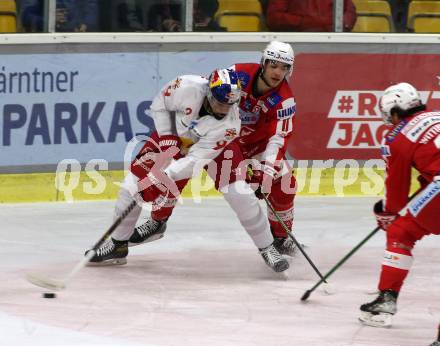 EBEL. Eishockey Bundesliga. KAC gegen	EC Red Bull Salzburg. Haudum Lukas (KAC), Wukovits Ali  (Salzburg). Klagenfurt, am 21.12.2021.
Foto: Kuess
www.qspictures.net

---
pressefotos, pressefotografie, kuess, qs, qspictures, sport, bild, bilder, bilddatenbank