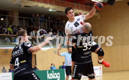 Handball. SC Ferlach gegen Baernbach/Koeflach. Rok Setnikar,  (SCF),  Milos Djurdjevic, Sebastian Hutecek  (Baernbach/Koeflach). Ferlach, am 18.12.2021.
Foto: Kuess
---
pressefotos, pressefotografie, kuess, qs, qspictures, sport, bild, bilder, bilddatenbank