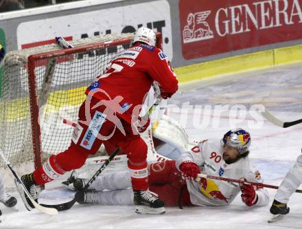 EBEL. Eishockey Bundesliga. KAC gegen	EC Red Bull Salzburg. Hundertpfund Thomas (KAC), Pallestrang Alexander  (Salzburg). Klagenfurt, am 21.12.2021.
Foto: Kuess
www.qspictures.net

---
pressefotos, pressefotografie, kuess, qs, qspictures, sport, bild, bilder, bilddatenbank