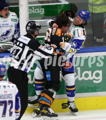 EBEL. Eishockey Bundesliga. VSV gegen Steinbach Black Wings Linz. Philipp Lindner,  (VSV), Niklas Bretschneider   (Linz). Villach, am 21.12.2021.
Foto: Kuess
www.qspictures.net
---
pressefotos, pressefotografie, kuess, qs, qspictures, sport, bild, bilder, bilddatenbank