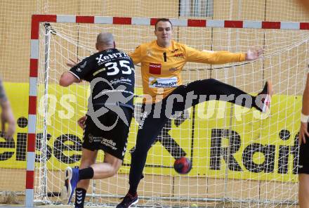 Handball. SC Ferlach gegen Baernbach/Koeflach. Vladimir Gosic,  (SCF),  Milos Djurdjevic  (Baernbach/Koeflach). Ferlach, am 18.12.2021.
Foto: Kuess
---
pressefotos, pressefotografie, kuess, qs, qspictures, sport, bild, bilder, bilddatenbank