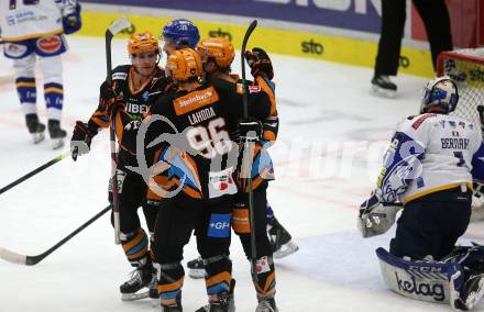 EBEL. Eishockey Bundesliga. VSV gegen Steinbach Black Wings Linz. Torjubel Emilio Romig, Alexander Lahoda, Rafael Rotter   (Linz). Villach, am 21.12.2021.
Foto: Kuess
www.qspictures.net
---
pressefotos, pressefotografie, kuess, qs, qspictures, sport, bild, bilder, bilddatenbank