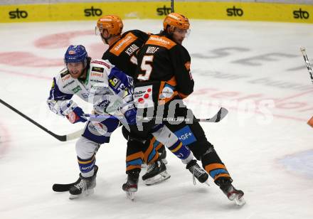 EBEL. Eishockey Bundesliga. VSV gegen Steinbach Black Wings Linz.  Chris Collins, (VSV),  Raphael Wolf  (Linz). Villach, am 21.12.2021.
Foto: Kuess
www.qspictures.net
---
pressefotos, pressefotografie, kuess, qs, qspictures, sport, bild, bilder, bilddatenbank